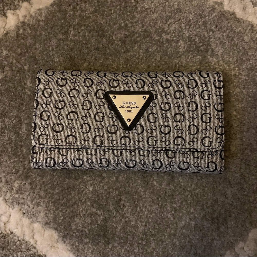NWOT Guess Wallet